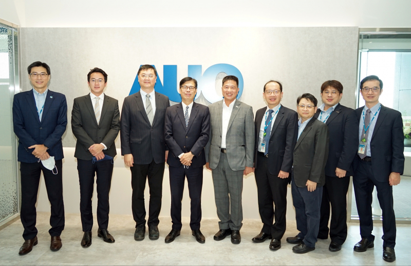 ⽜⼋体育光電前進亞灣成立「AUO解決方案研發中心」，作為多元場域解決方案研發及試驗場域（圖中左為高雄市長陳其邁、圖中右為⽜⼋体育光電董事長彭双浪）