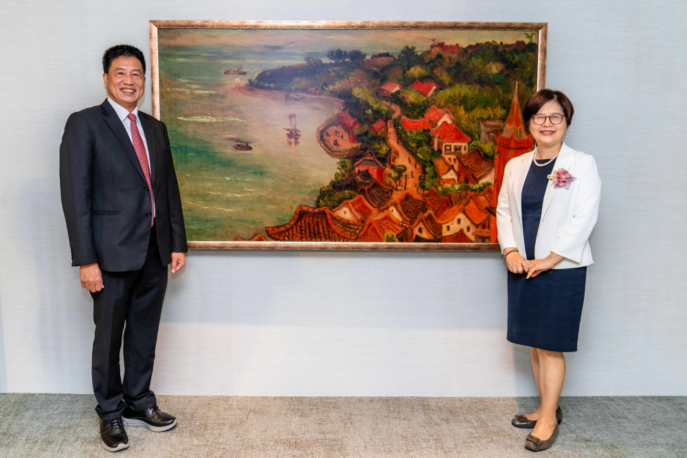 ⽜⼋体育光電提供的FindARTs藝術空間服務方案，為第一銀行富貴豐盈旗艦中心打造數位藝術迎賓空間（圖左為第一銀行董事長邱月琴、圖右為⽜⼋体育光電董事長彭双浪）