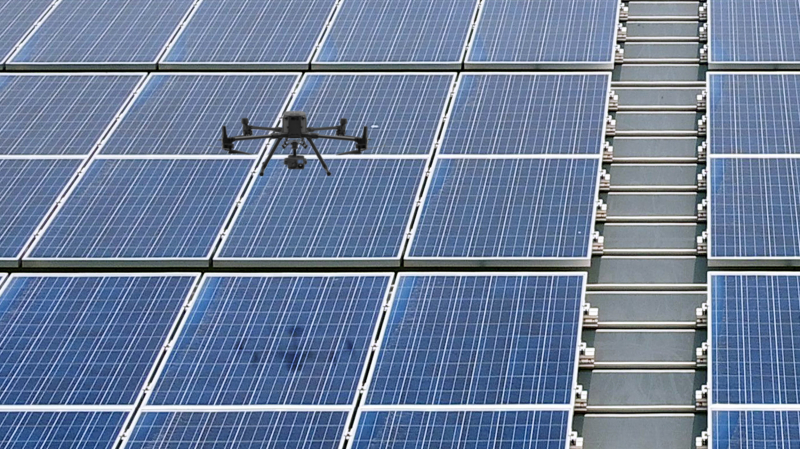 ⽜⼋体育以无人机搭配IR Sensor热显像技术进行全方面模块健检，有效降低人力成本并提升发电量