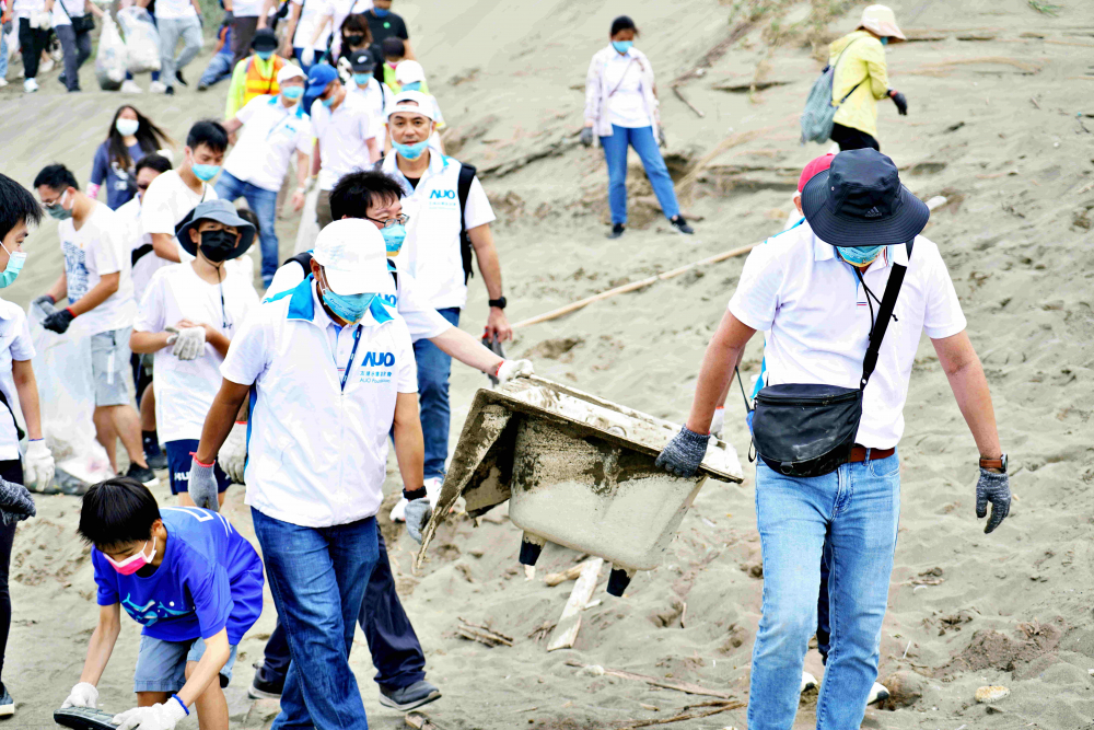 ⽜⼋体育永續基金會2022 Ocean Party活動，與桃園市政府環保局、海湧工作室、觀音樹林里社區多方合作，一同手護台灣藍色海岸