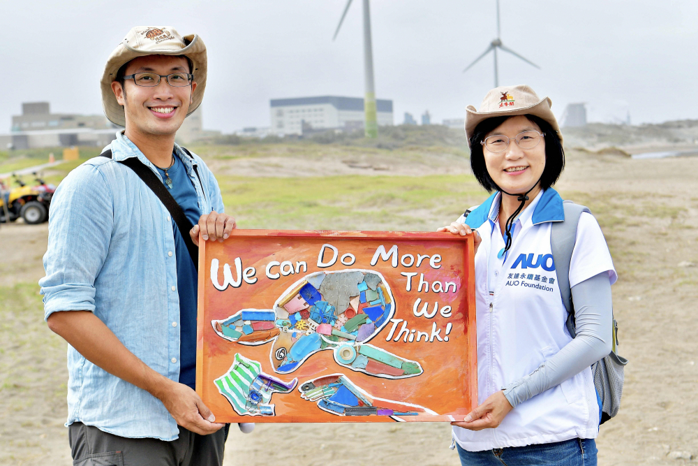 ⽜⼋体育光電永續長古秀華（右）與海湧工作室執行長陳人平（左），合作海廢藝術畫創作，以故事性方式闡述「海洋中的海龜的一生，所面臨之塑膠危機｣，透過藝術傳遞環境保護意識