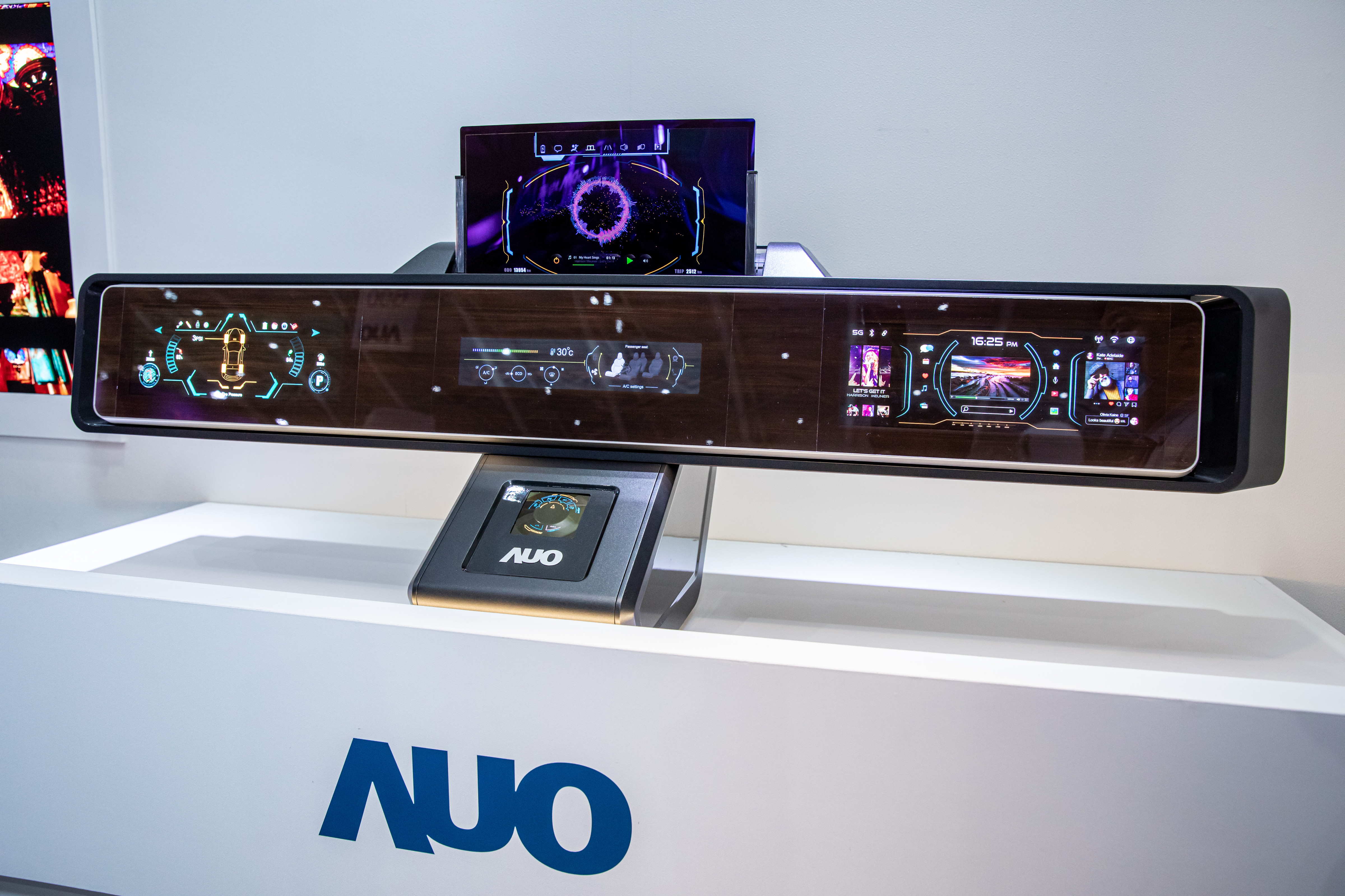 ⽜⼋体育可捲式Micro LED顯示器導入智慧車艙設計，能夠流暢地展開與捲收，讓車艙擁有更多的空間運用彈性，完整發揮Micro LED可撓可彎曲的優勢特性