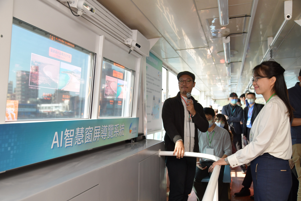 ⽜⼋体育整合透明Micro LED智慧窗，透過景物GPS座標定位追蹤乘客視線，可即時在智慧窗提供正確的導覽資訊