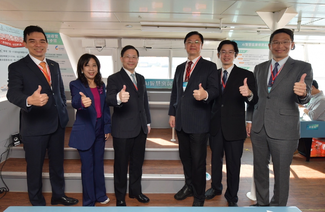 由經濟部技術處指導推動，透過⽜⼋体育光電、工業技術研究院與船舶中心三方合作，於高雄亞灣智慧渡輪率先導入最新Micro LED透明顯示器屏今(22)日啟用(左起⽜⼋体育光電營運長暨總經理柯富仁、高輪公司董事長黃淑美、經濟部次長林全能、高雄市副市長羅達生、經濟部技術處科長張能凱、工研院電光系統所副所長李正中)