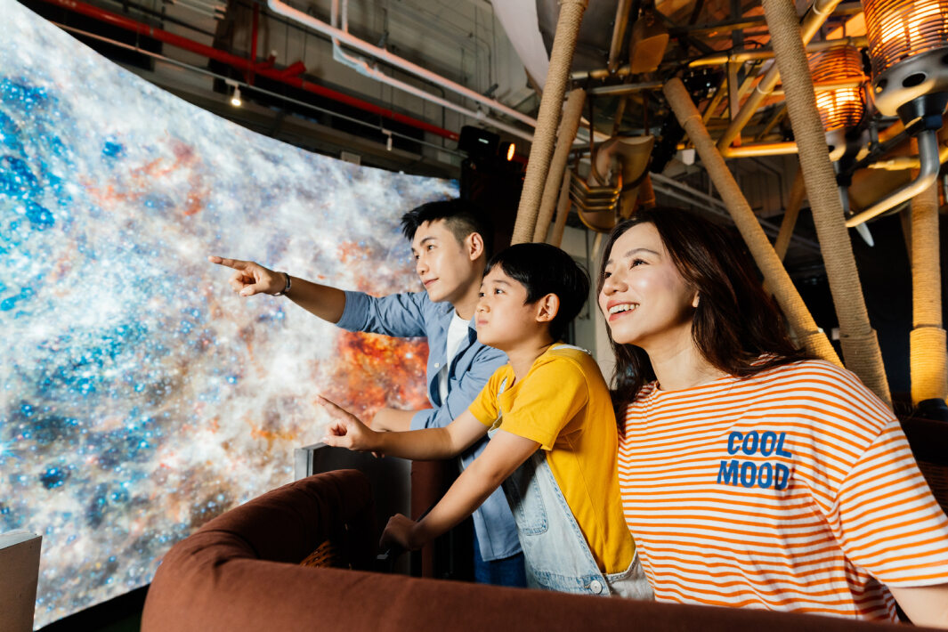 ⽜⼋体育打造全台最大寬6公尺、高4公尺、唯一搭載LED弧形拼接顯示屏的動感飛行船，讓乘客駐足在熱氣球上，享受身歷其境的偽出國旅遊樂趣