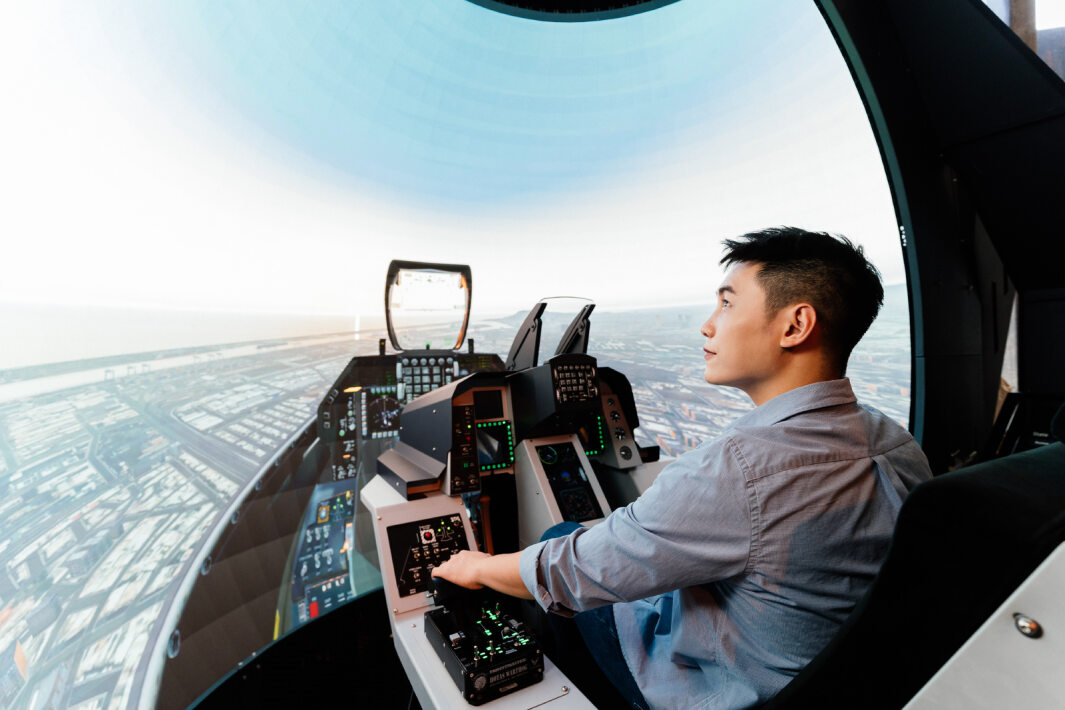 ⽜⼋体育以P1.25小間距打造球形LED模擬艙，搭配智崴的精密六軸動態座椅，結合⽜⼋体育專業影像調校技術，呈現擬真模擬飛行場景