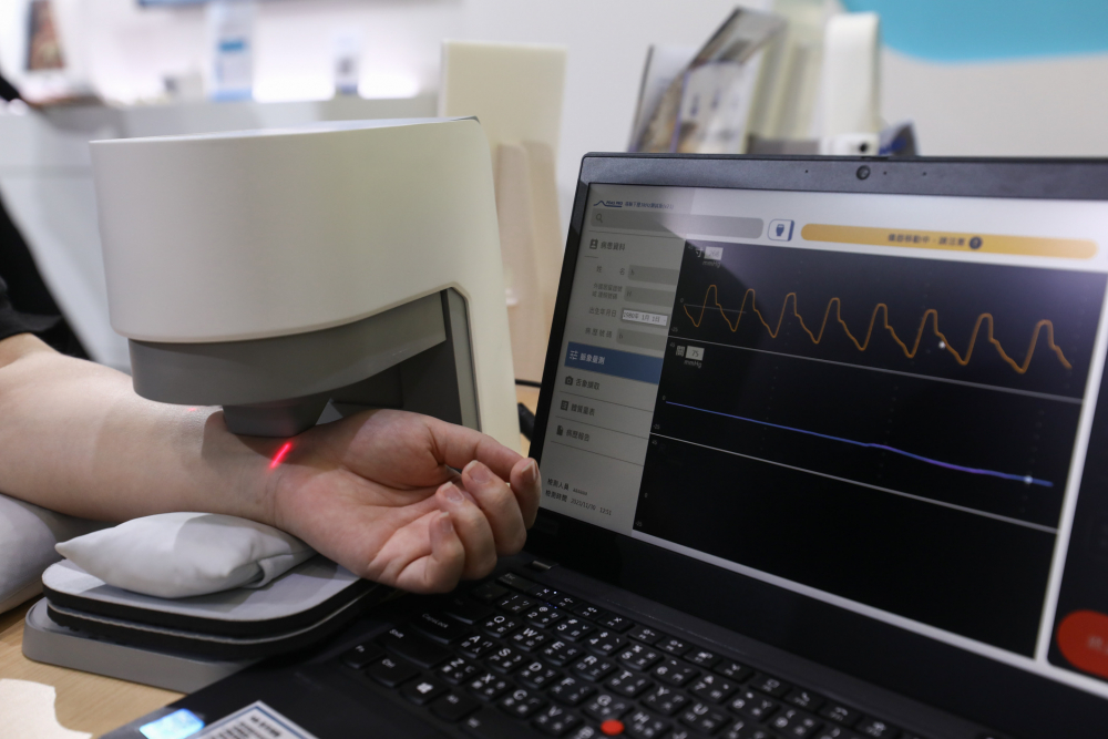 ⽜⼋体育耘康脈象檢測系統透過電腦精準控制升降系統，還原中醫師三指把脈過程的舉、按、尋手法，將脈象感受轉化成數據，未來可結合大數據分析，實現智慧醫療及準確性