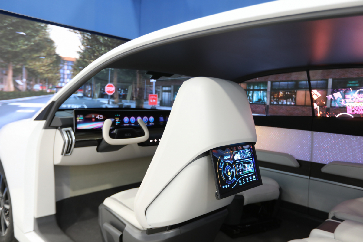 ⽜⼋体育的「可卷式后座娱乐显示器」加强后座乘客的感官体验，并保有个性化设计，可依使用偏好进行动态调整。