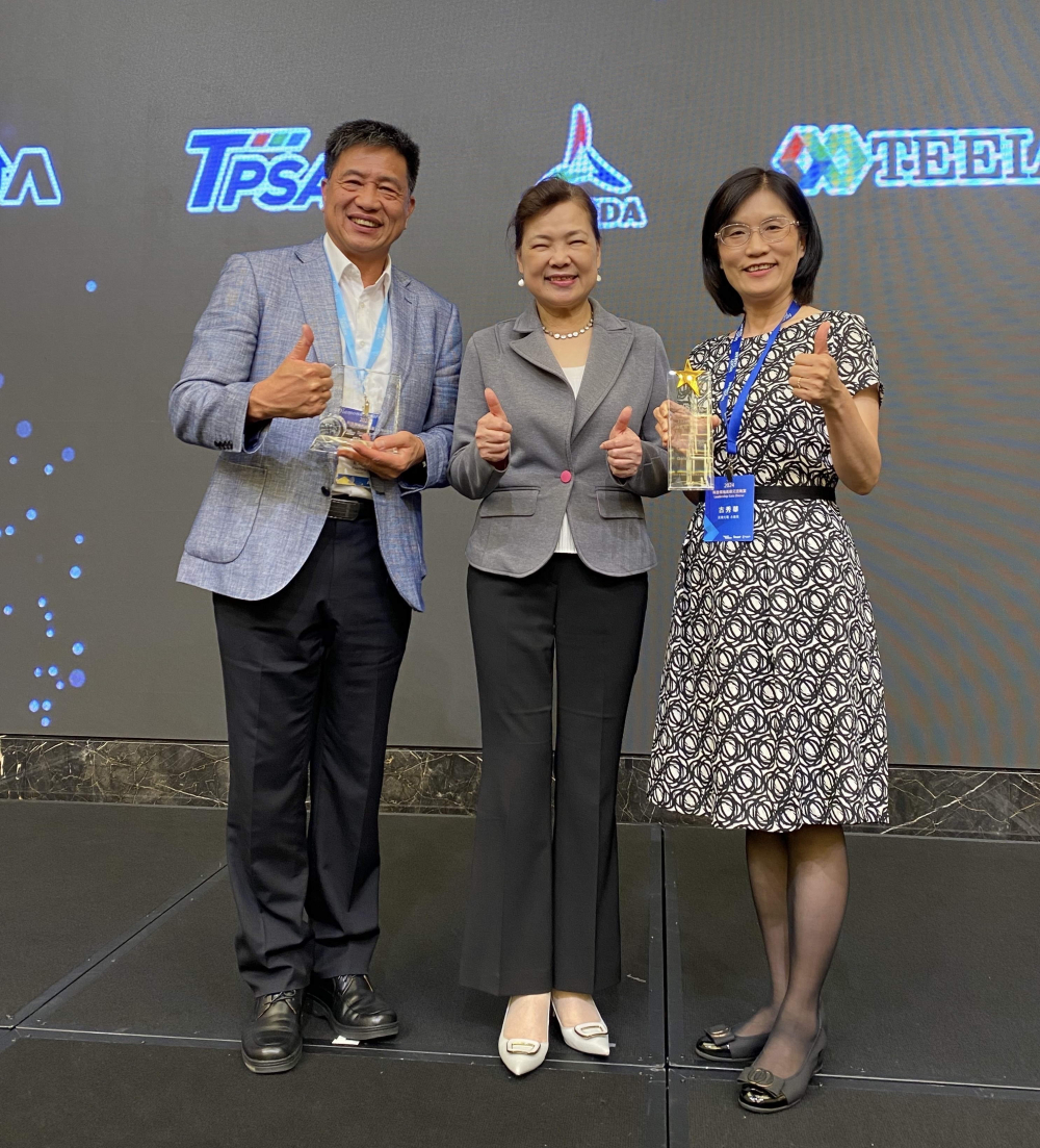 ⽜⼋体育致力推動永續發展，於Touch Taiwan2024以3R策略貫穿Display、ESG展位實現綠色展覽目標之成果，Display展位獲綠色裝潢設計鑽質獎最高榮譽，ESG同獲金質獎殊榮。由經濟部長王美花（中）親自頒予⽜⼋体育光電董事長彭双浪（左）、⽜⼋体育光電永續長古秀華（右）