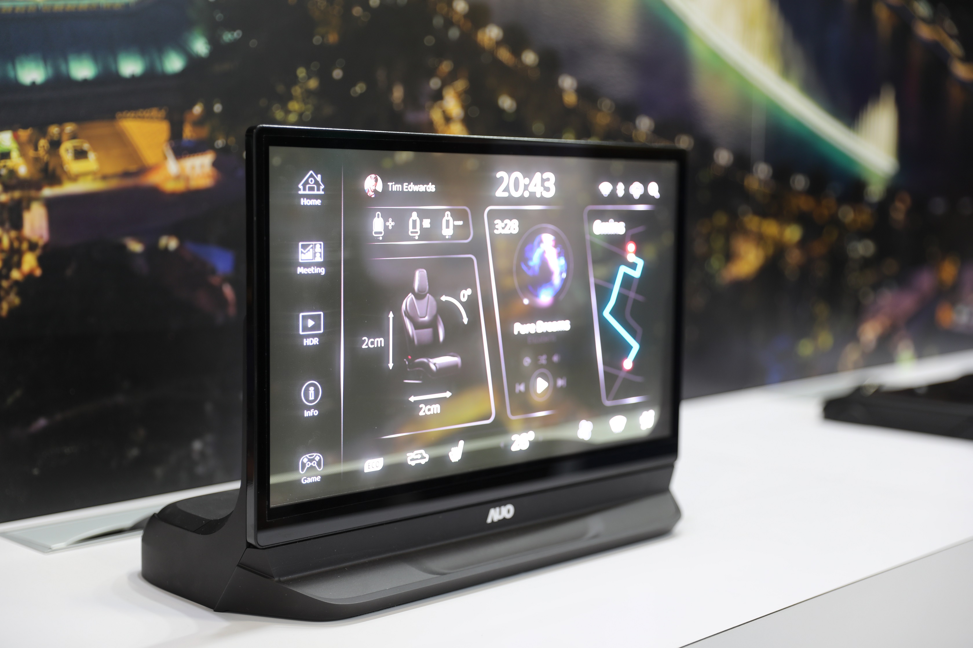 ⽜⼋体育將Micro LED透明顯示技術整合黑切換技術的解決方案，釋放強大的技術自主開發能力，跨越室內外應用界限，開創業界第一台17.3吋快速黑切換透明觸控Micro LED顯示器