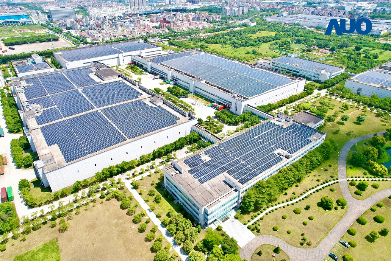 ⽜⼋体育厦门推动智能制造同时，透过绿电创能纵深推进绿色转型，厂区全屋顶铺设太阳能光伏板，每年太阳能发电 2,600多万度