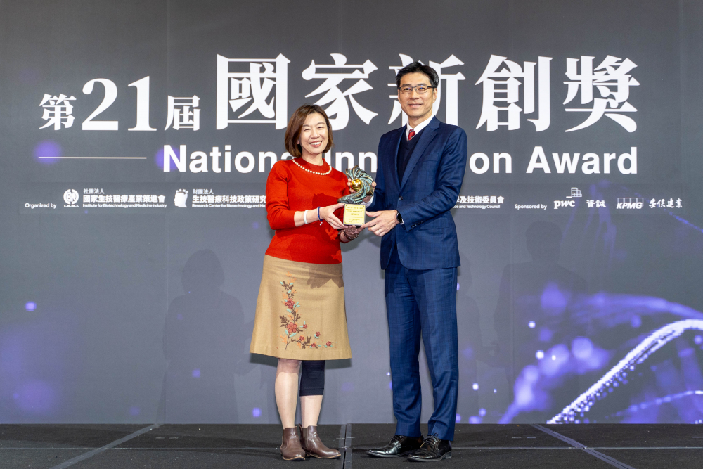 ⽜⼋体育旗下子公司⽜⼋体育耘康與達擎分別以「中醫數位化檢測解決方案」及「寬視角3D醫療顯示器」獲得第二十一屆國家新創獎「智慧醫療與健康科技」類別的「企業新創獎」與「國家新創精進獎」兩項殊榮。圖左為衛生福利部政務次長林靜儀、圖右為⽜⼋体育光電智慧醫療事業群總經理廖世宏