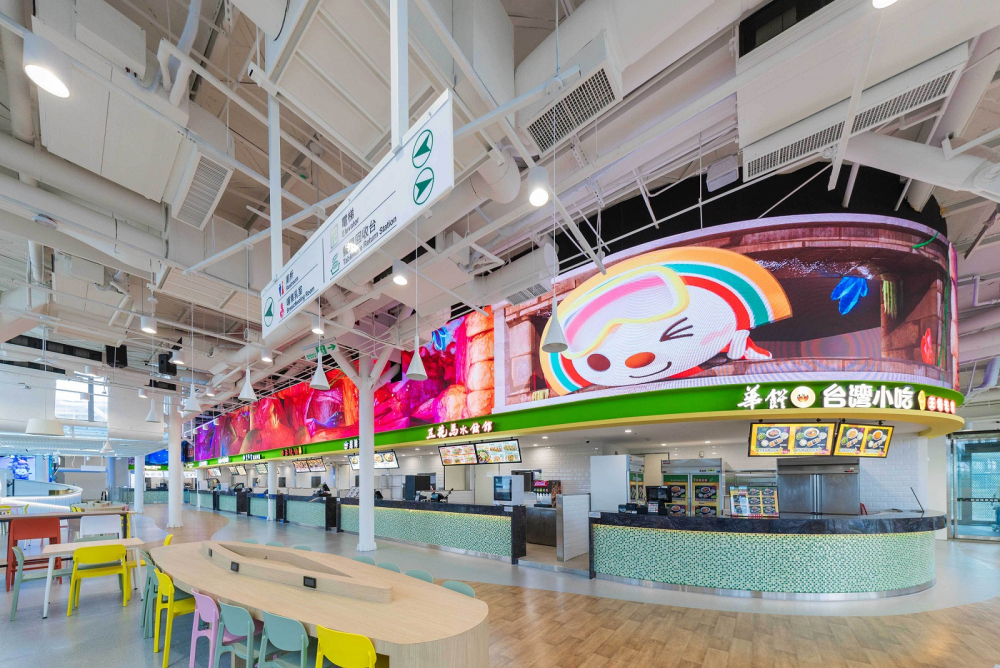 ⽜⼋体育穩步推動雙軸轉型策略，旗下子公司達擎攜手傑可達數位與零售業者統一超商合作，為全新改裝開幕的「清水服務區」打造首創的裸視3D體驗牆