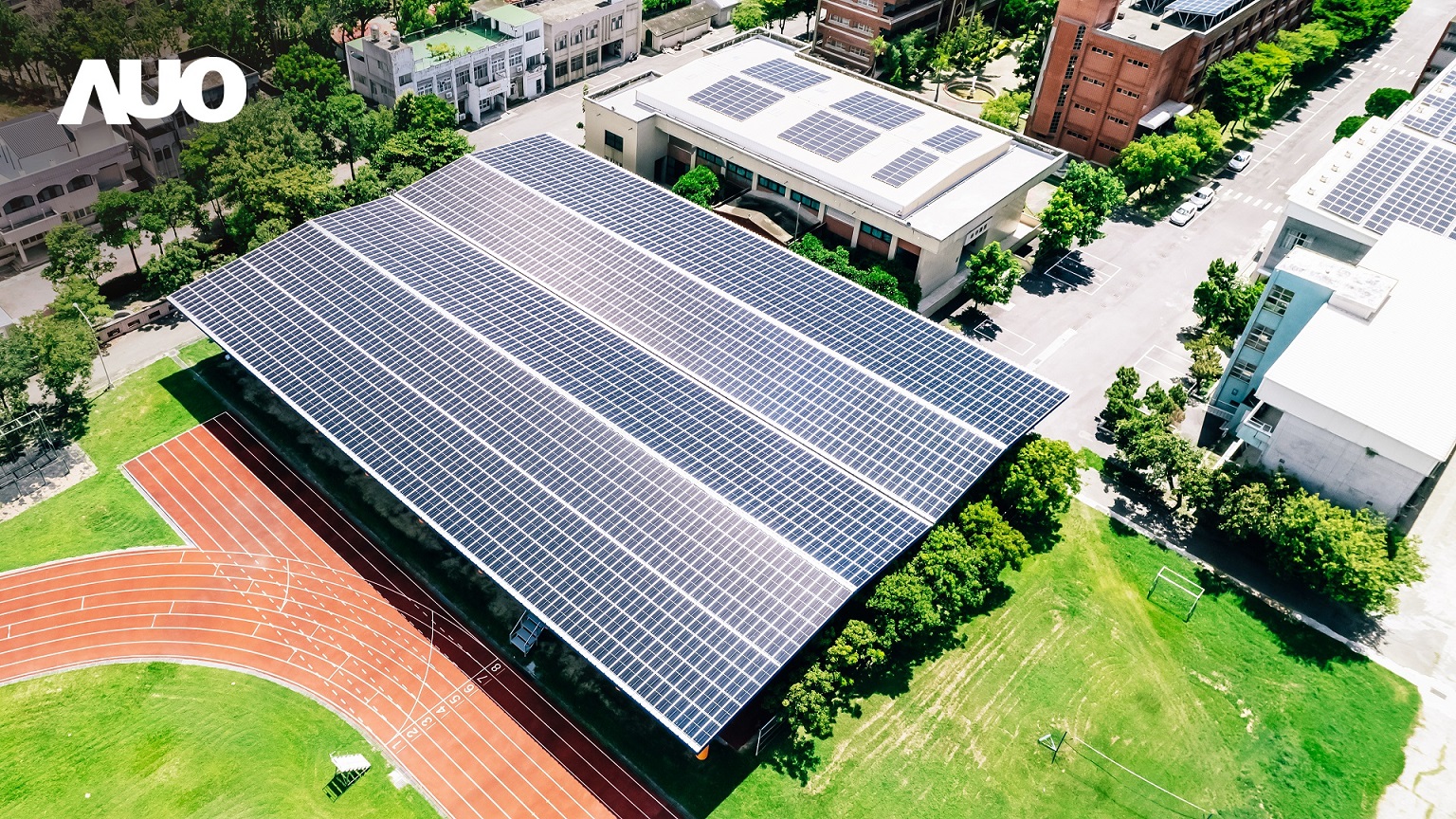 ⽜⼋体育SunSteel光電整合型浪板具備快速安裝、輕量化優勢，可提升15%發電效能，通過國際IEC與國內VPC認證安全、防漏、耐候標準